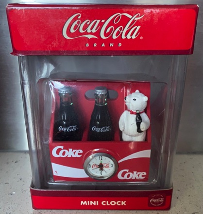 3144-1 € 15,00 coca cola mini klok ijsbeer in kratje met flesjes.jpeg